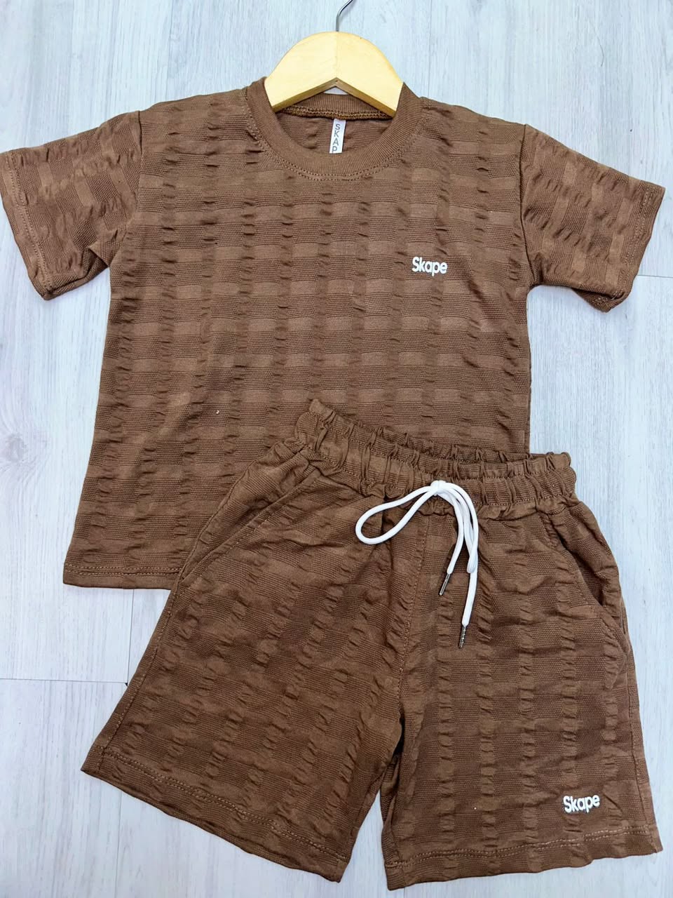 Conjunto deportivo para niño color marrón